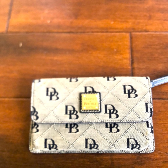 Dooney and Bourke 1975 clutch. - Picture 1 of 3